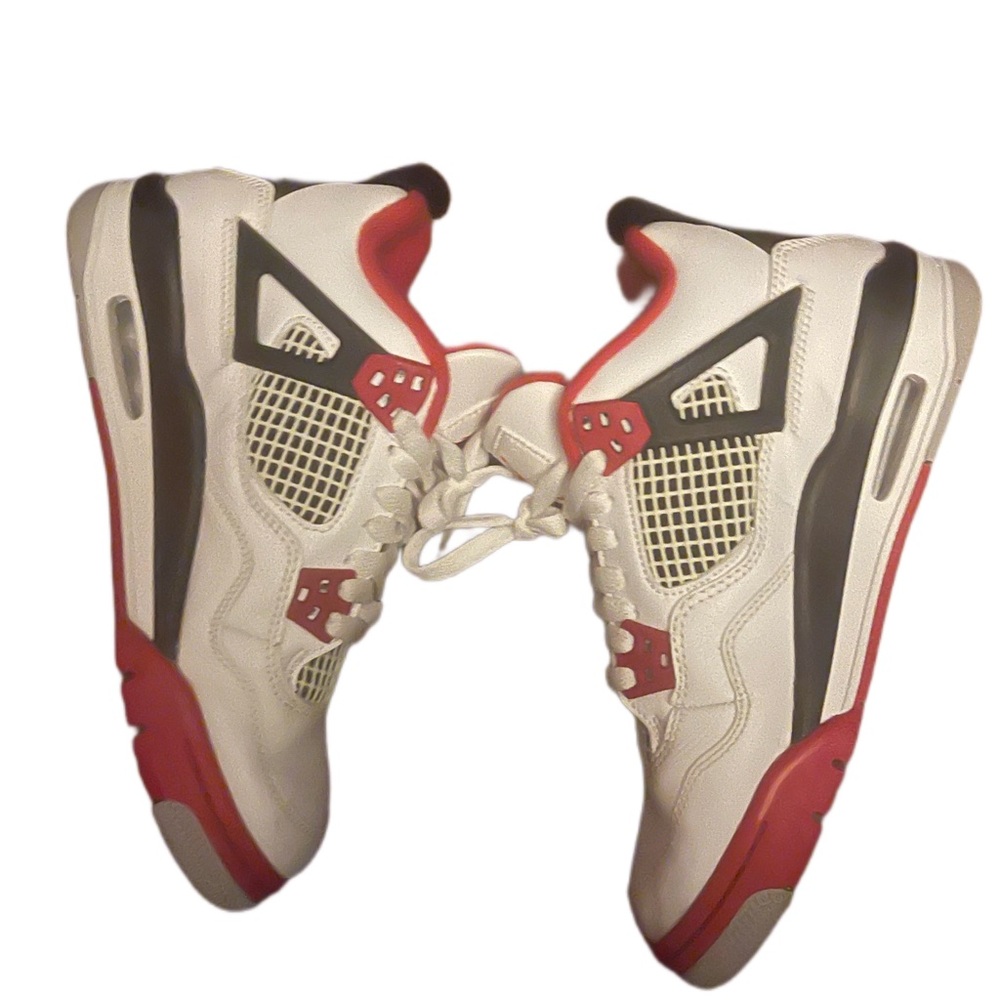 Jordan retro 4 fire reds size boys  5.5, can’t fit willing to lower price